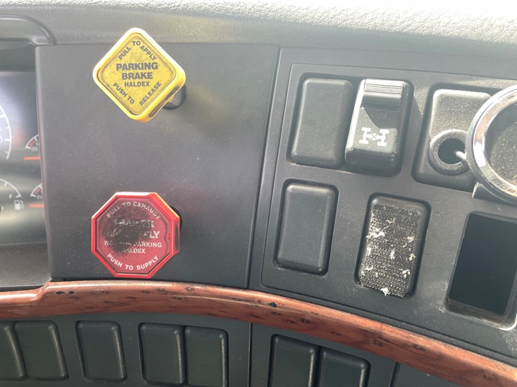 #123-•-2006-volvo-day-cab-semi-tractor-(has-wi-title)-image-89