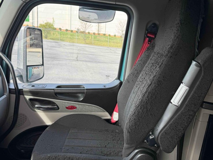 2023-peterbilt-579-image-30