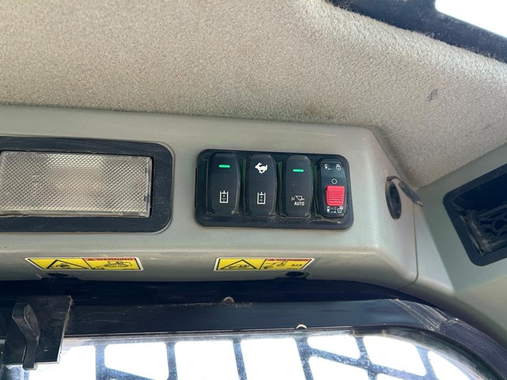 2021-caterpillar-299d3-image-28