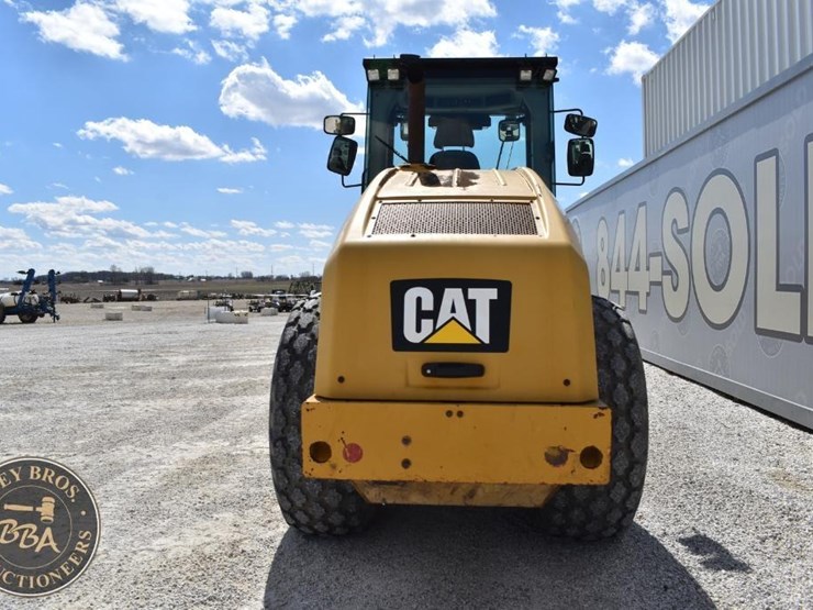 2015-caterpillar-cs66b-image-10