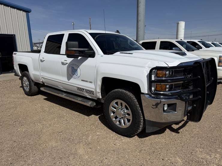 2017-chevrolet-silverado-2500hd-image-1