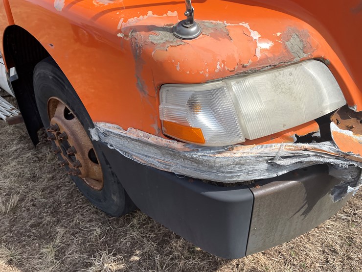 #123-•-2006-volvo-day-cab-semi-tractor-(has-wi-title)-image-15