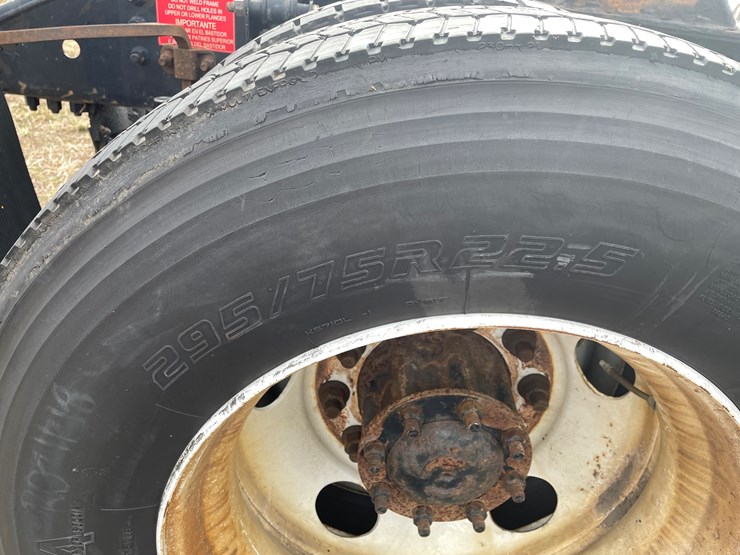 #116-•-2018-volvo-single-axle-day-cab-semi-tractor-(has-wi-title)-image-29