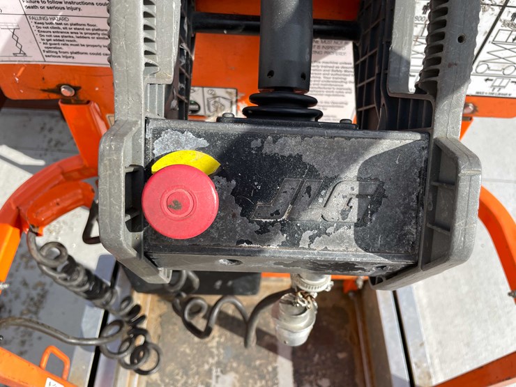 2014-jlg-2630es-image-32