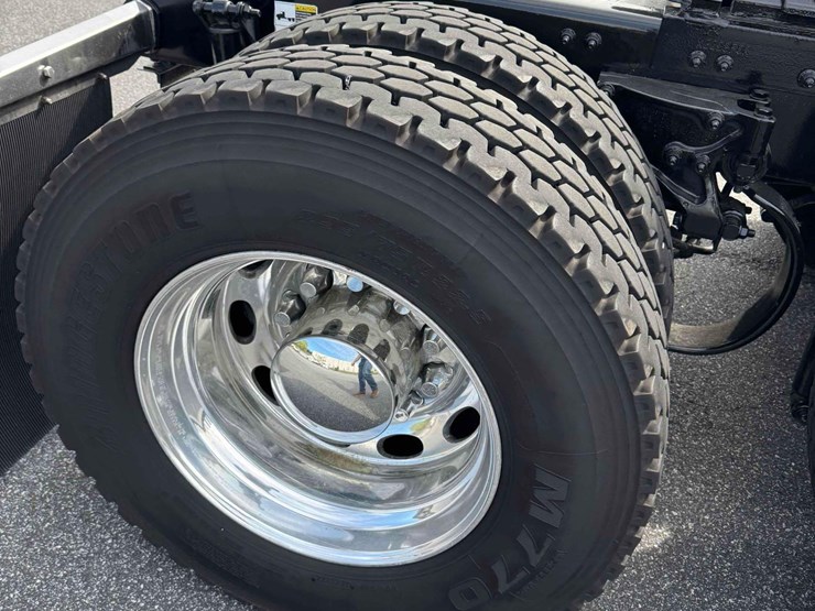 2023-peterbilt-579-image-18