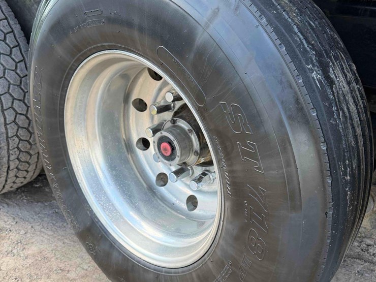 2009-mack-gu713-tri-axle-dump-image-8