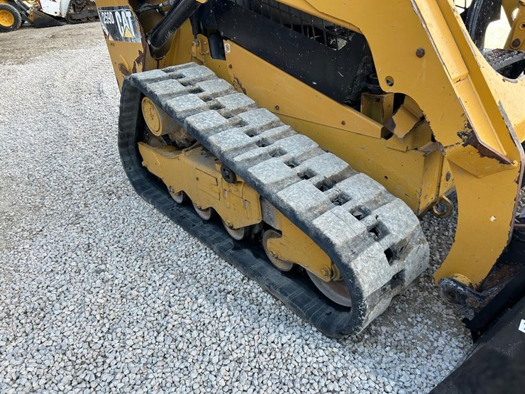 2015-caterpillar-259d-image-12