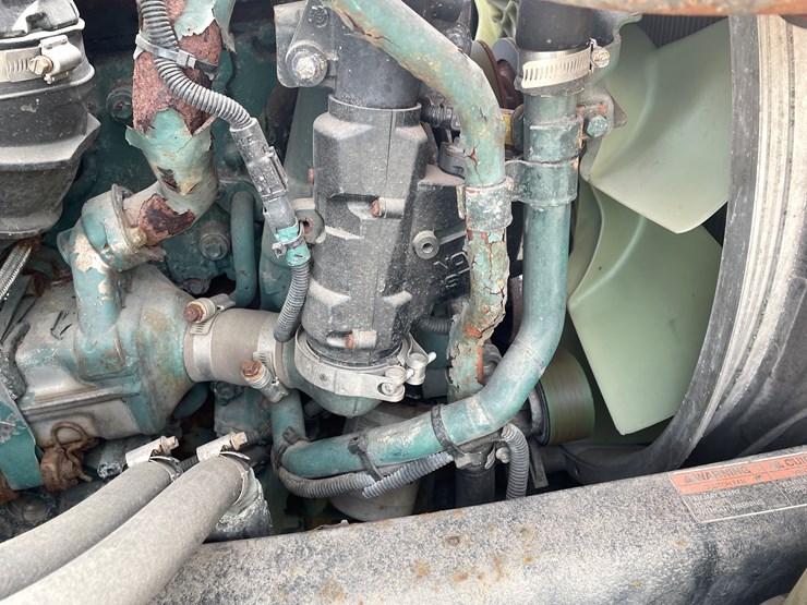 #115-•-2013-volvo-single-axle-day-cab-semi-tractor-(has-wi-title)-image-63