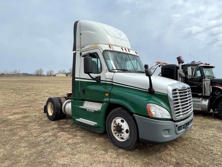 #113-•-2017-freightliner-single-axle-day-cab-semi-tractor-(has-wi-title)-image-3