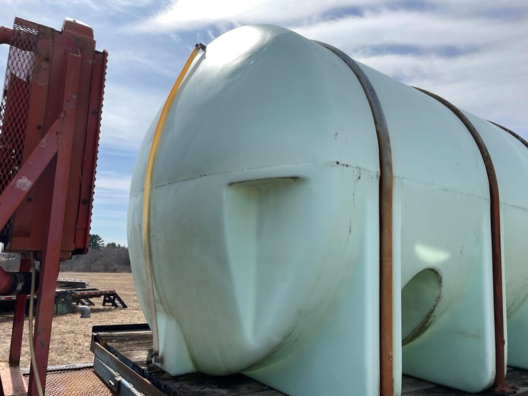 #212-•-900-gallon-poly-tank-on-heavy-duty-skid-image-6
