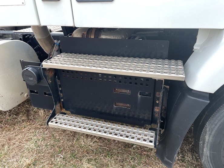 #116-•-2018-volvo-single-axle-day-cab-semi-tractor-(has-wi-title)-image-17