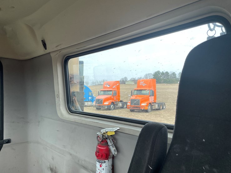 #116-•-2018-volvo-single-axle-day-cab-semi-tractor-(has-wi-title)-image-48