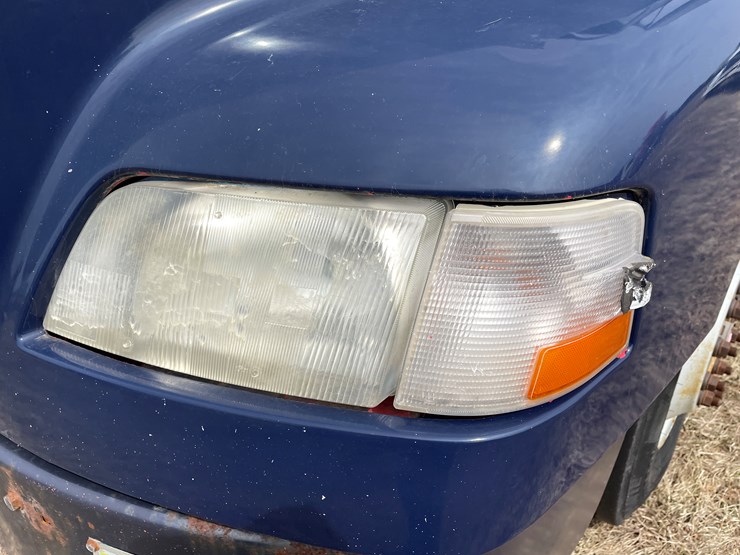 #117-•-2009-volvo-day-cab-semi-tractor-(has-wi-title)-image-13