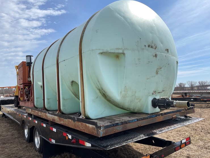 #212-•-900-gallon-poly-tank-on-heavy-duty-skid-image-4