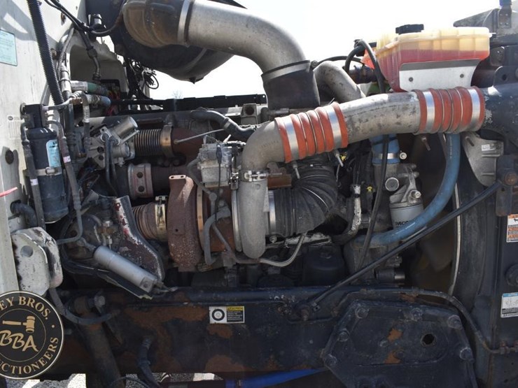 2012-peterbilt-384-image-32