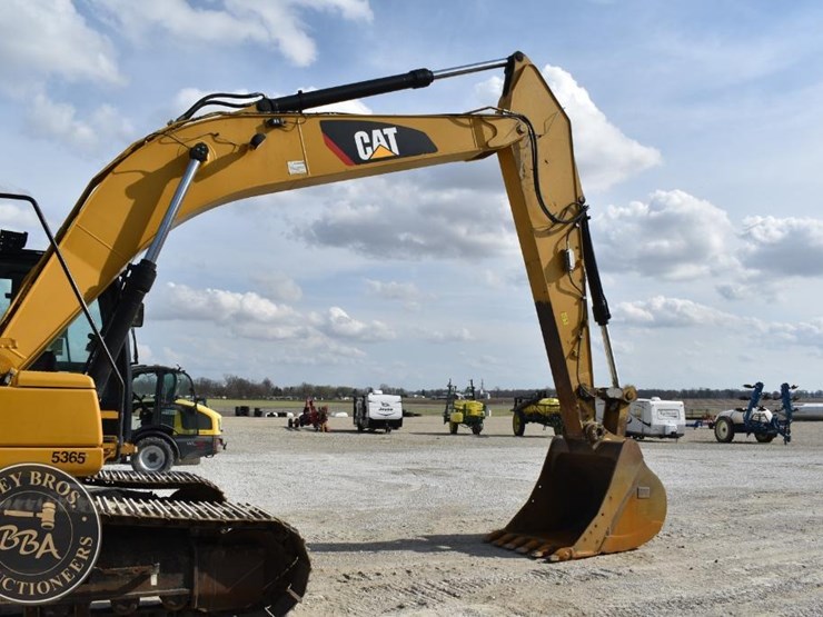 2019-caterpillar-326fl-image-12