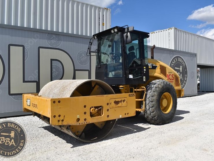 2015-caterpillar-cs66b-image-4