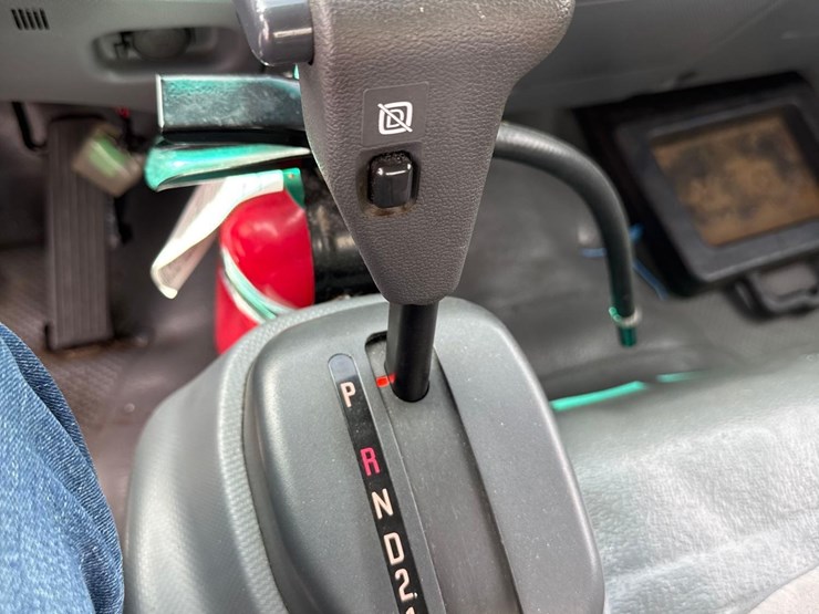 2022-isuzu-nrr-image-27