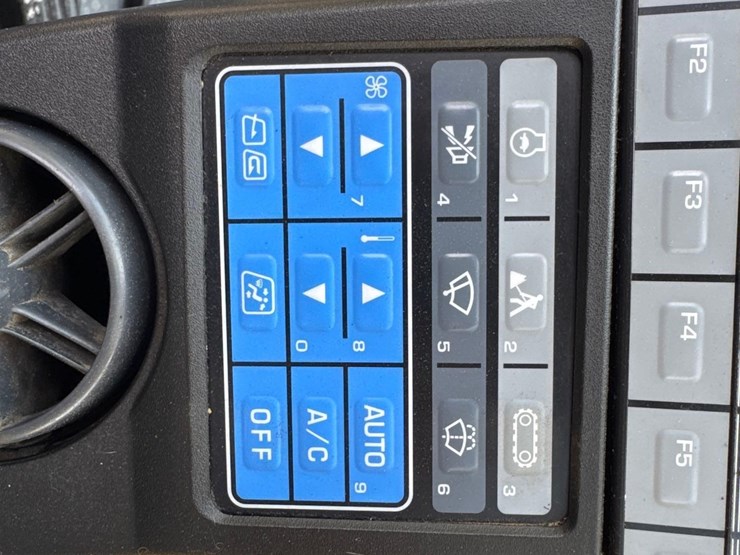 2021-komatsu-pc210-lc-11-image-29