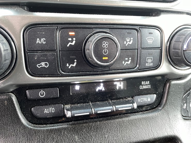 2015-chevrolet-suburban-image-73