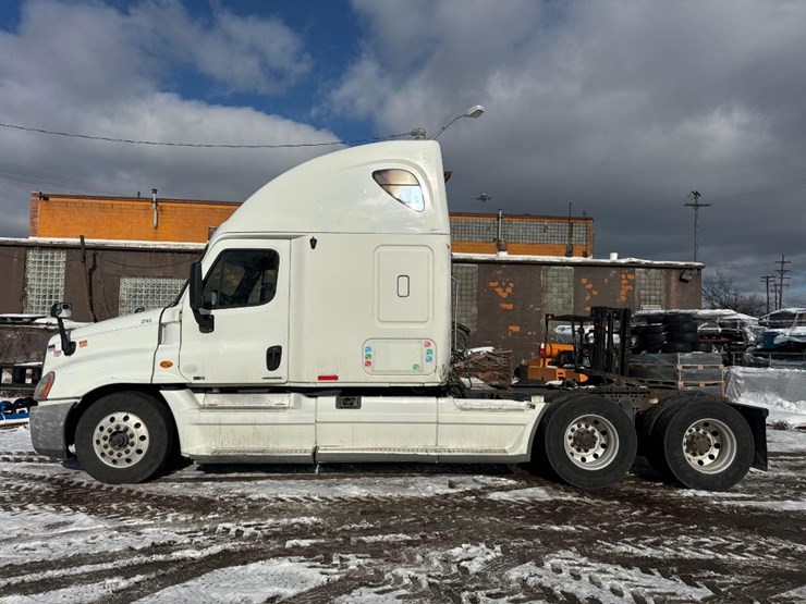 2011-freightliner-cascadia-125-image-1