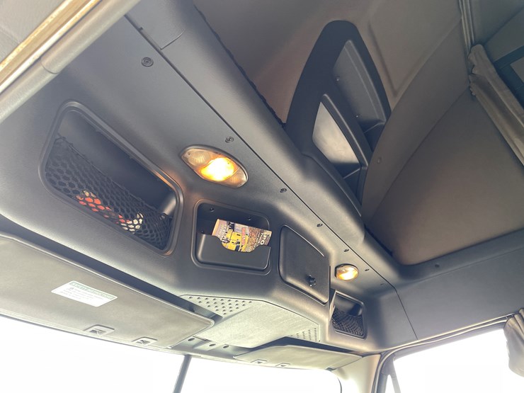 #104-•-2016-freightliner-cascade-evolution-sleeper-cab-semi-tractor-(has-wi-title)-image-56