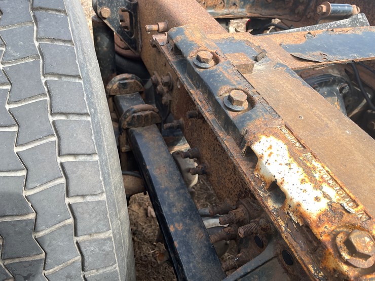 #122-•-2009-volvo-day-cab-semi-tractor-(has-wi-title)-image-33