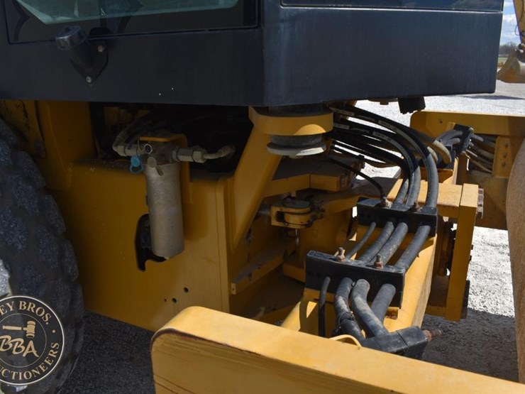 2015-caterpillar-cs66b-image-17