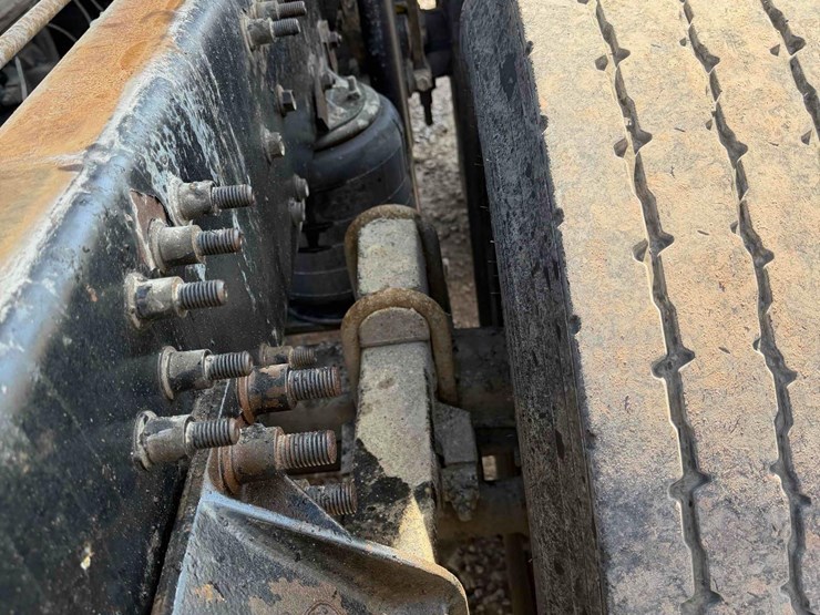 2009-mack-gu713-tri-axle-dump-image-26