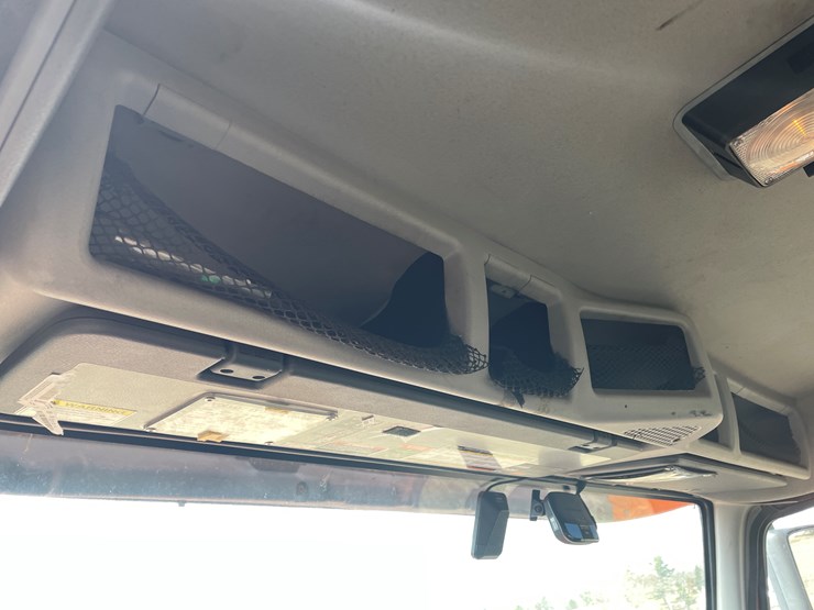 #121-•-2009-volvo-day-cab-semi-tractor-(has-wi-title)-image-79