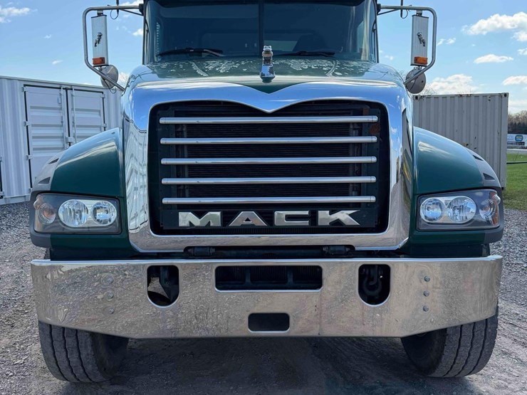 2009-mack-gu713-tri-axle-dump-image-2