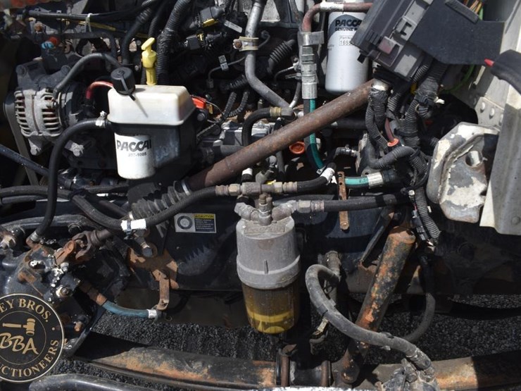 2012-peterbilt-384-image-28