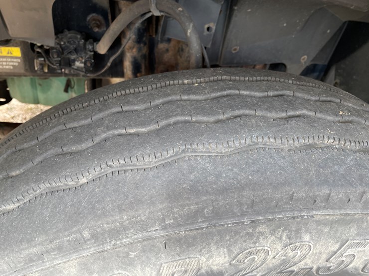 #117-•-2009-volvo-day-cab-semi-tractor-(has-wi-title)-image-10