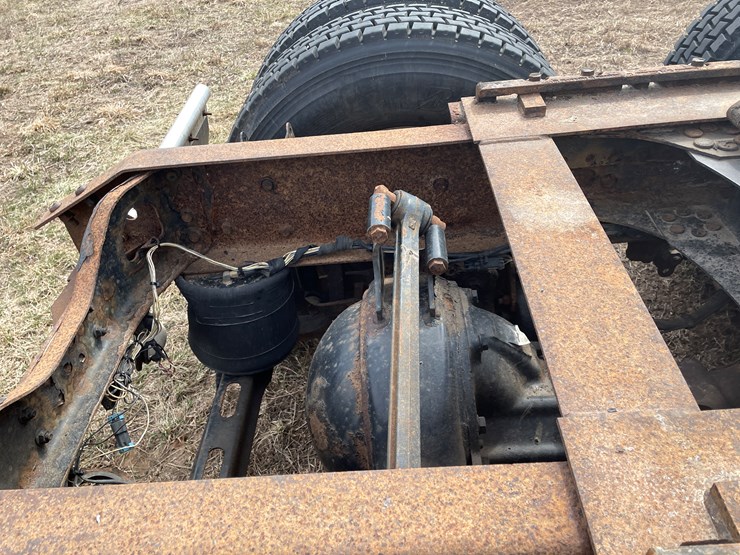 #121-•-2009-volvo-day-cab-semi-tractor-(has-wi-title)-image-39