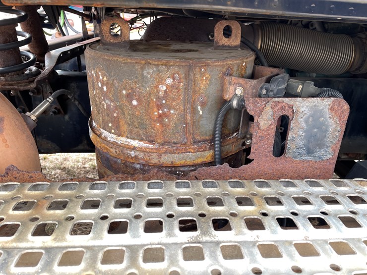 #117-•-2009-volvo-day-cab-semi-tractor-(has-wi-title)-image-20