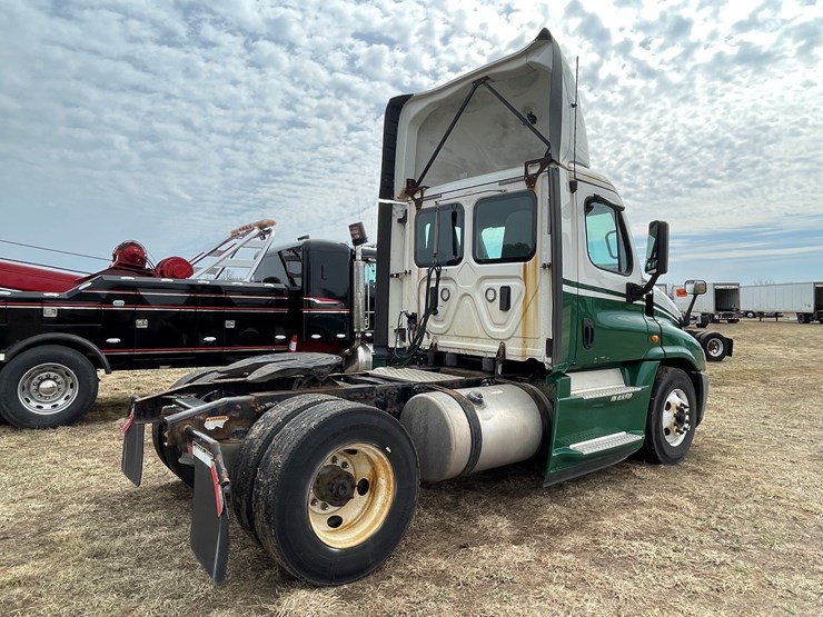 #113-•-2017-freightliner-single-axle-day-cab-semi-tractor-(has-wi-title)-image-5