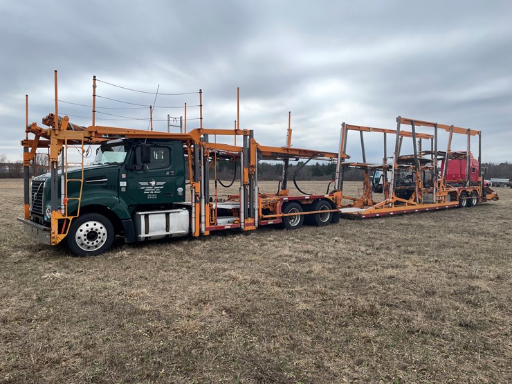 #110-•-2014-volvo-car-hauler-semi-and-trailer-(has-wi-title)-image-1