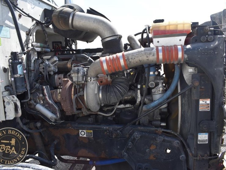 2012-peterbilt-384-image-31