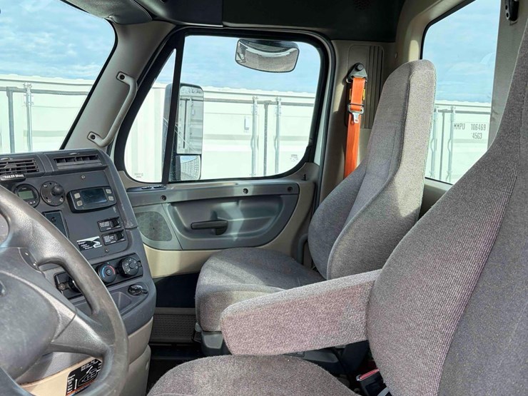 2019-freightliner-cascadia-single-axle-road-tractor-image-13