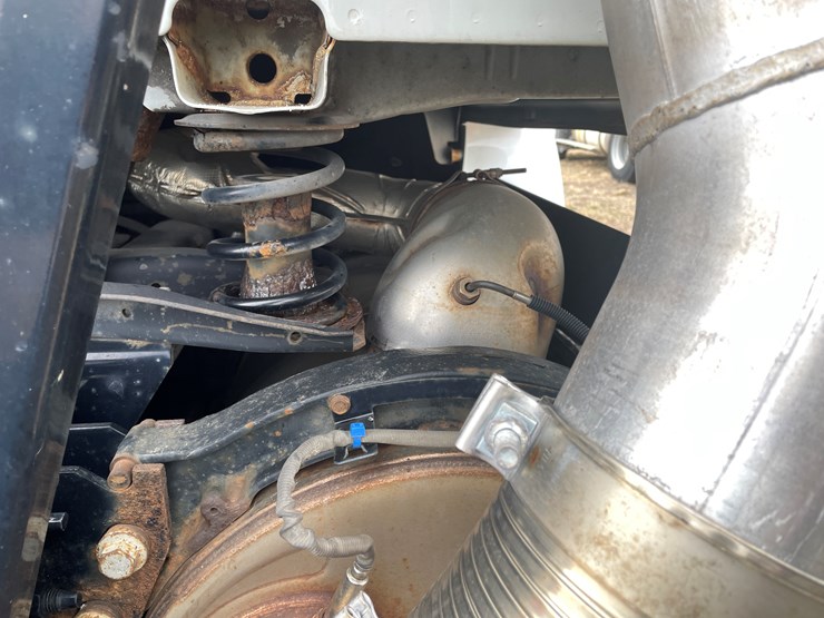 #116-•-2018-volvo-single-axle-day-cab-semi-tractor-(has-wi-title)-image-24