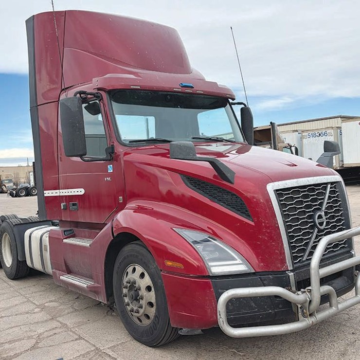 2023 VOLVO VNL300