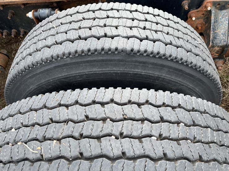 #117-•-2009-volvo-day-cab-semi-tractor-(has-wi-title)-image-32