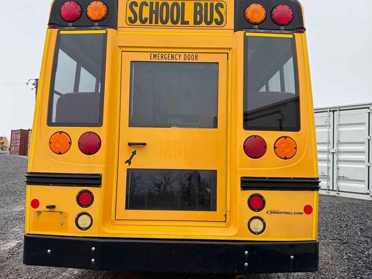 2012-chevrolet-12-passenger-bus-image-4