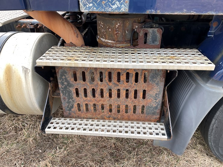 #117-•-2009-volvo-day-cab-semi-tractor-(has-wi-title)-image-19