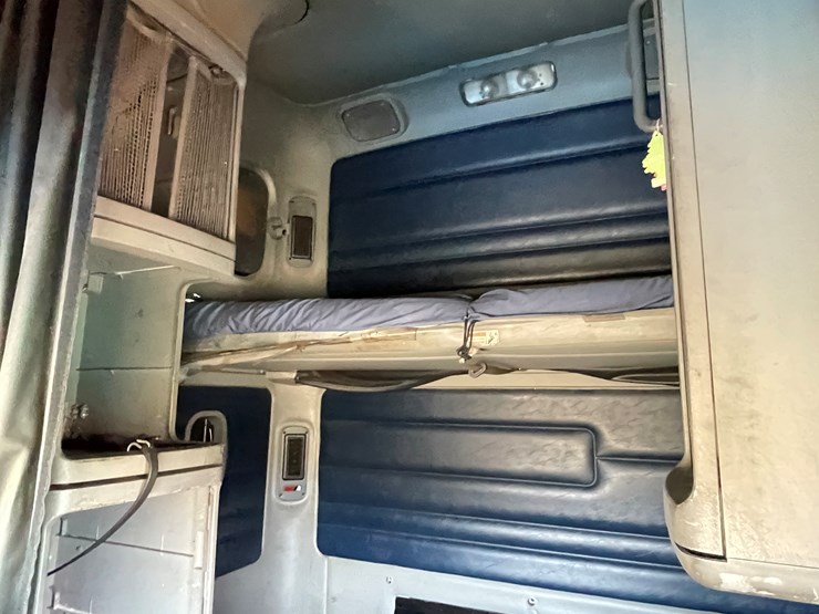 #134-•-2001-freightliner-century-class-sleeper-cab-semi-tractor-(has-wi-title)-(non-runner)-image-74