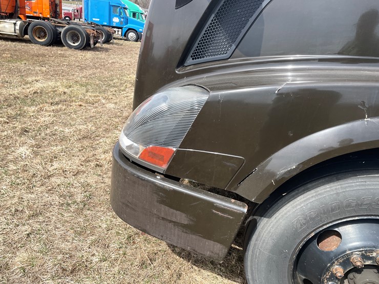 #115-•-2013-volvo-single-axle-day-cab-semi-tractor-(has-wi-title)-image-12