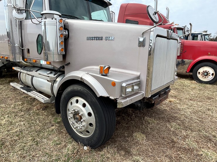 #128-•-2003-western-star-sleeper-cab-semi-tractor-(has-wi-title)-(non-runner)-image-46