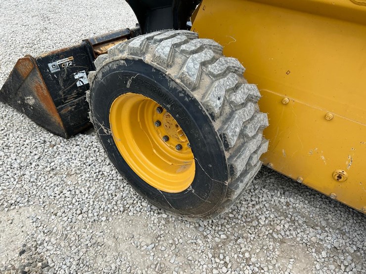 2020-deere-332g-image-17