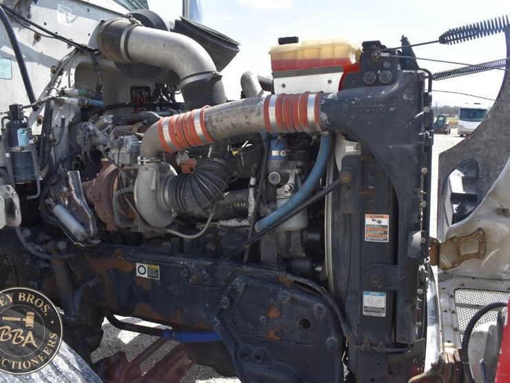 2012-peterbilt-384-image-30