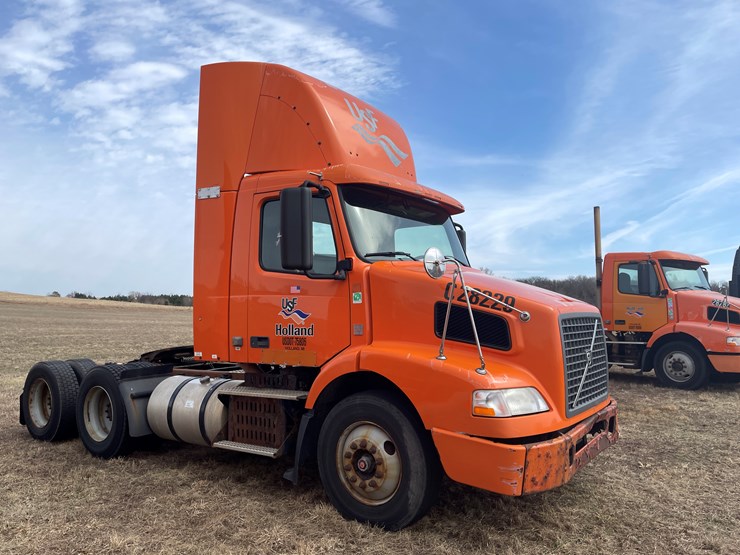 #122-•-2009-volvo-day-cab-semi-tractor-(has-wi-title)-image-3
